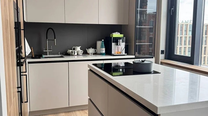 Кухня угловая с островом — Кашемир и дерево