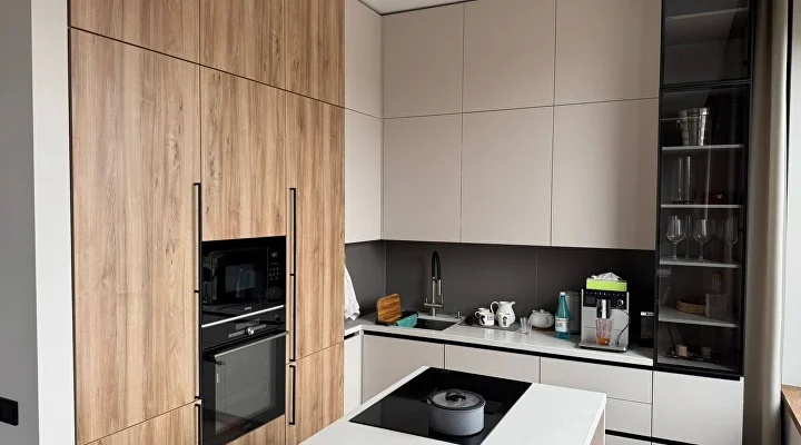 Кухня угловая с островом в стиле минимализм — Кашемир (тёплый бежево-серый) + Дерево (Дуб натуральный)