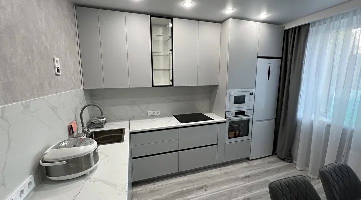 Кухня угловая в стиле минимализм — Светло-серый + Белый мрамор